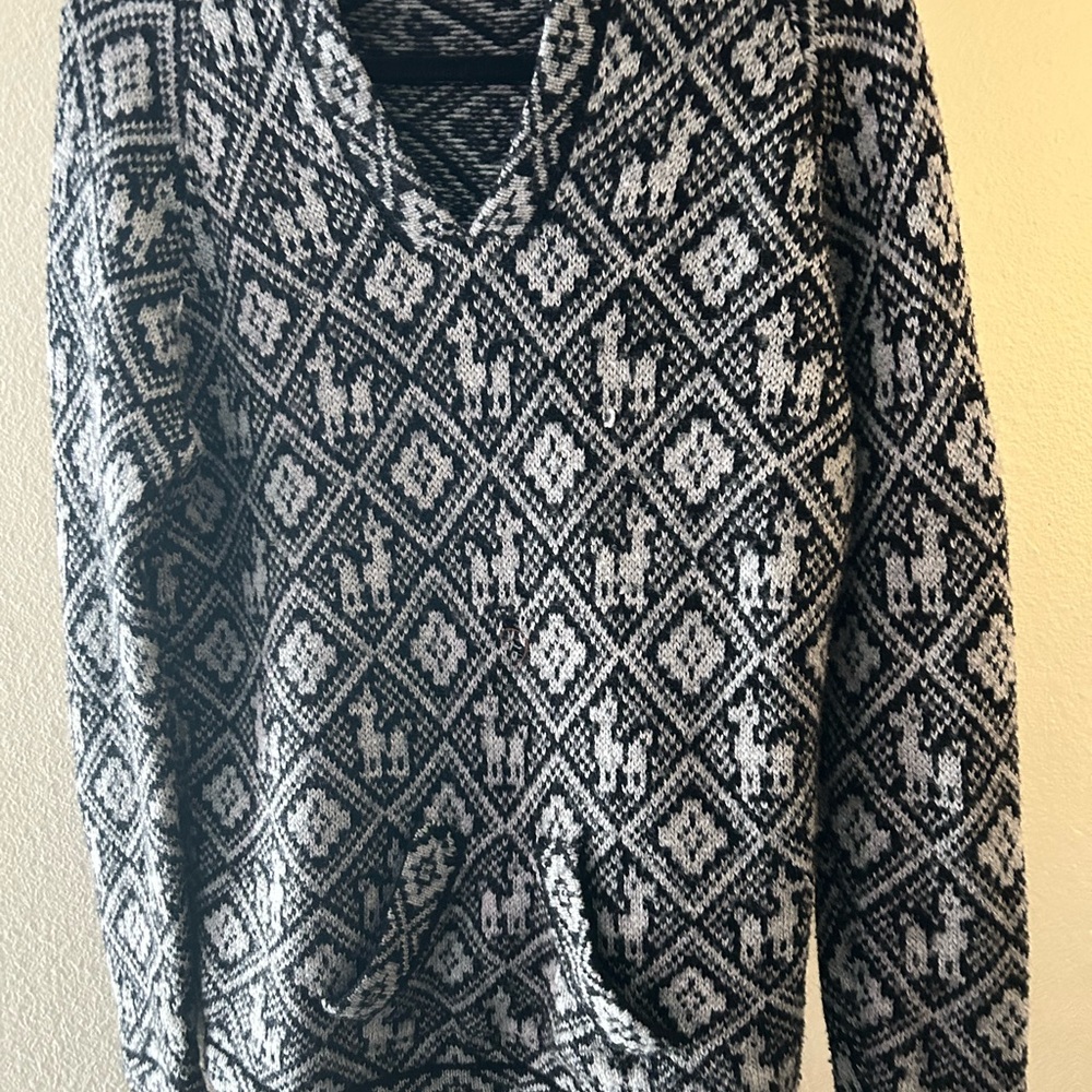 Stylish V-Neck Sweater with Geometric Patterns